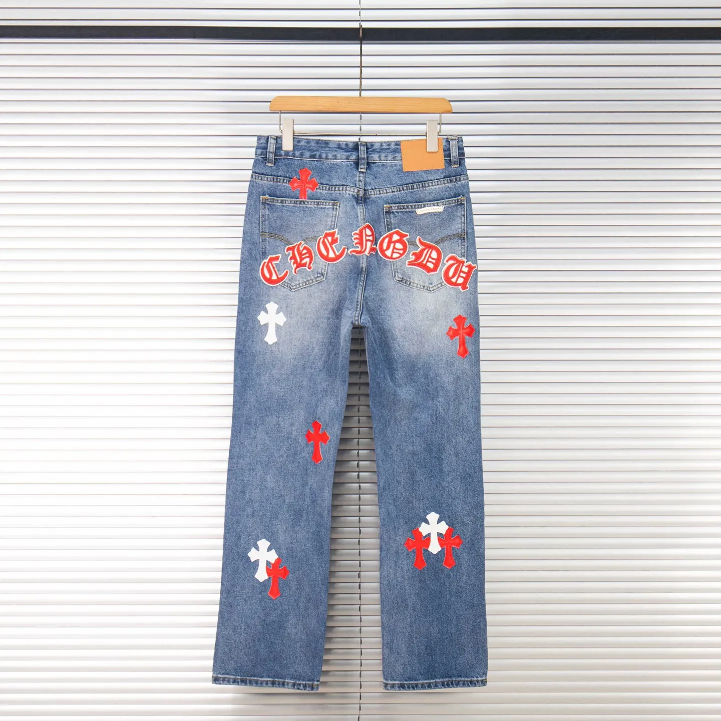 P260 Chrome Hearts Light Blue Pants Sanskrit Red and White Leather Jeans CH jeans need to be washed and then dismantled and hand-stitched with sheepskin cross leather and then spliced ​​together. The whole piece has too many craftsmanship to explain. The patchwork cross pattern is embellished, and the high-waisted washed jeans! ! Absolutely high-end luxury products, god-level single products and super popular products, made with top heavy industry, a must-see magic weapon. Customized hardware. The fabric is thick and soft after washing. It has good breathability. Customized small leather label. Unique design. The details are simple and elegant, and the workmanship is exquisite. The entire trousers are neatly routed and the details are in place! It’s so cool that both men and women can easily control the genderless trend! Style number: 1802# Color: blue Size: 28 30 32 34